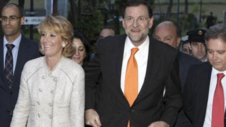 Rajoy afirma que le gustaría contar con Aguirre &quot;si ella quiere&quot;