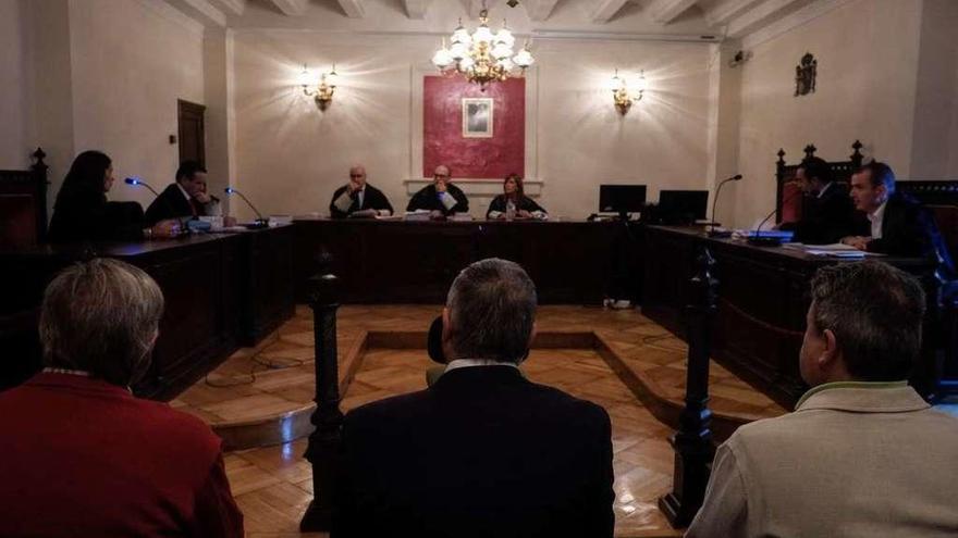 El principal acusado, en el centro, y sus dos supuestos complices ayer en la Audiencia.