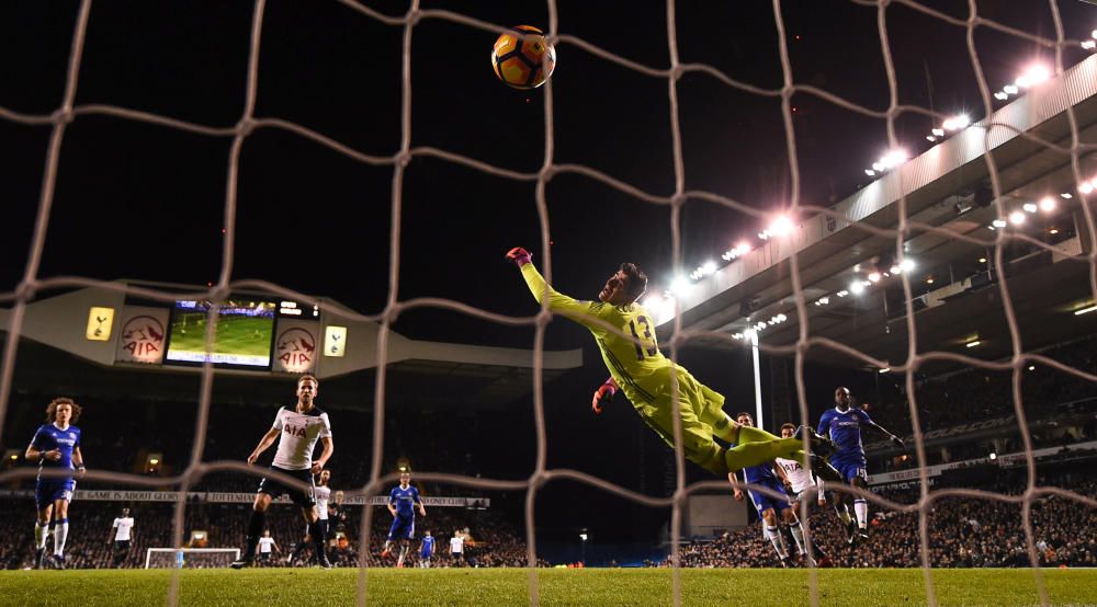 El jugador del Tottenham Dele Alli marca su primer gol en la victoria de su equipo ante el Chelsea, que vio interrumpida su buena racha imbatido.