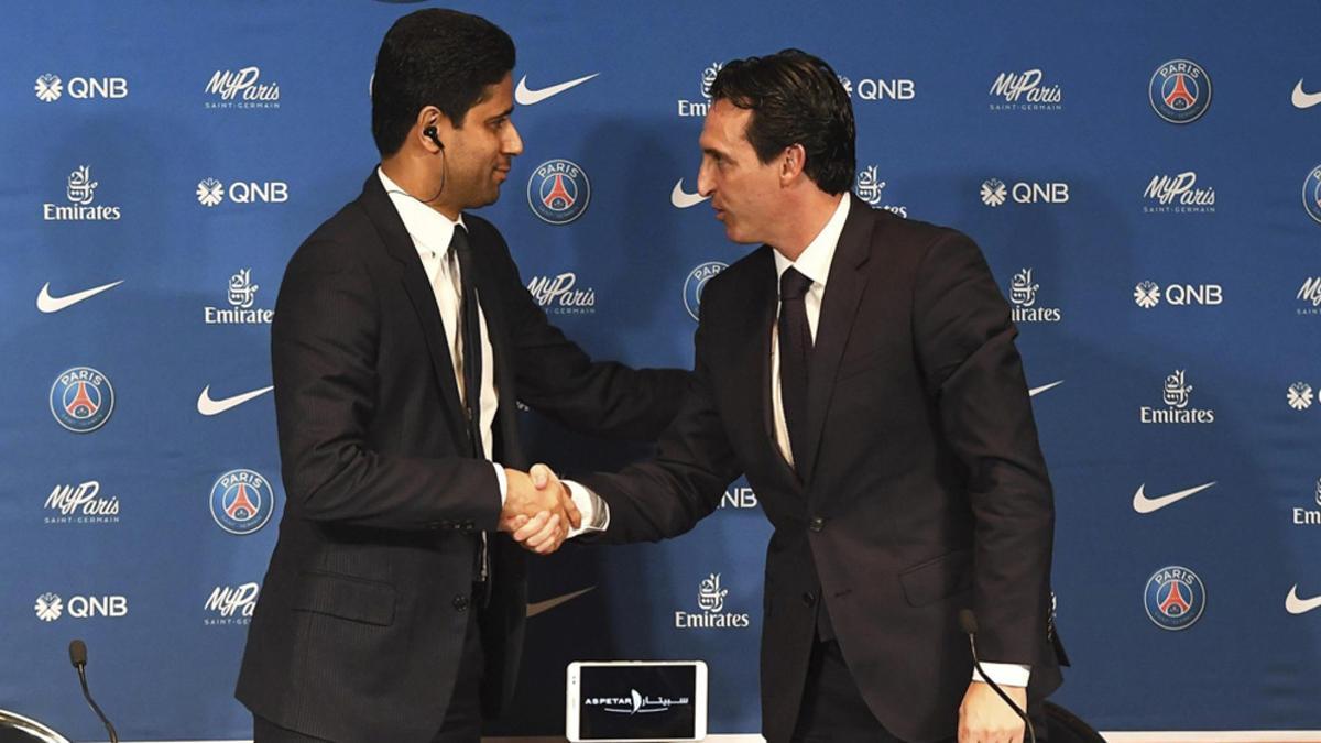 Unai Emery (d) estrecha la mano del presidente del París Saint Germain (PSG), Nasser al Khelaïfi el día de su presentación