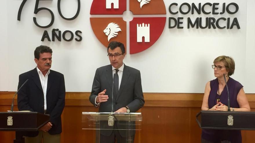 José Ballesta, Faustino Herrero y  Amparo Marzal durante la firma del convenio esta mañana