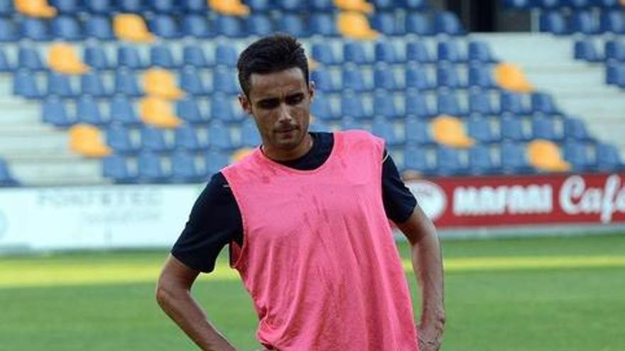 Miguel, realizando estiramientos en el campo de Pasarón.