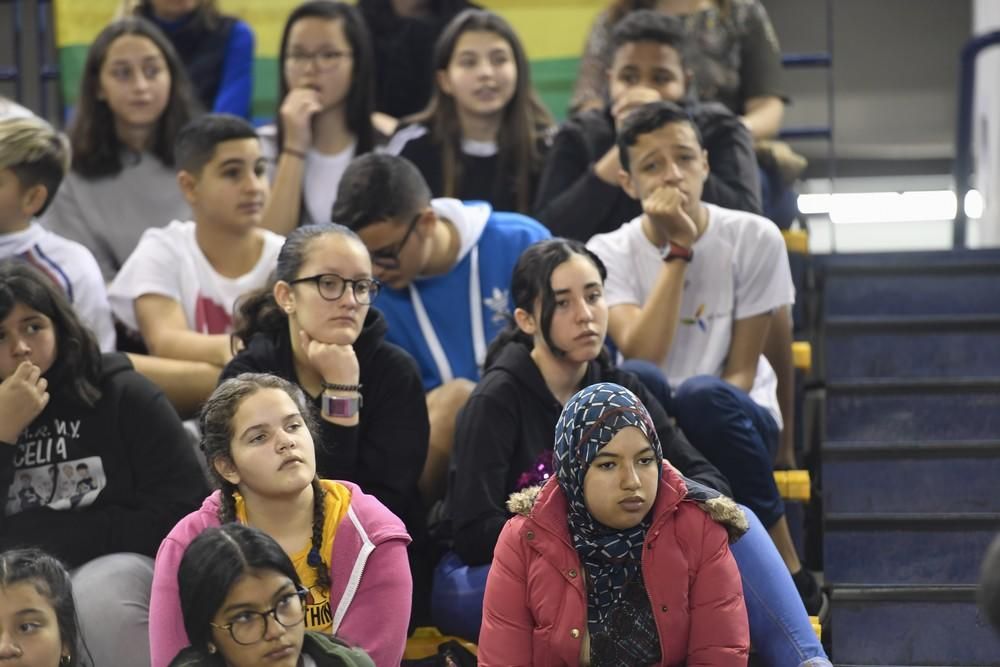 La diputada Carla Antonelli, con estudiantes de Secundaria en el Centro Insular de Deportes