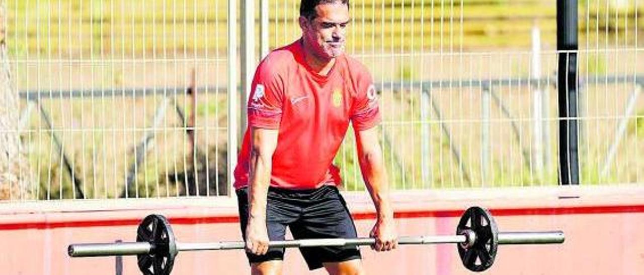 El técnico del Real Mallorca, Luis García, se ejercita en las instalaciones de Son Bibiloni. | RCDM