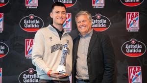 Alex Barcello recibe el MVP del año Estrella Galicia.