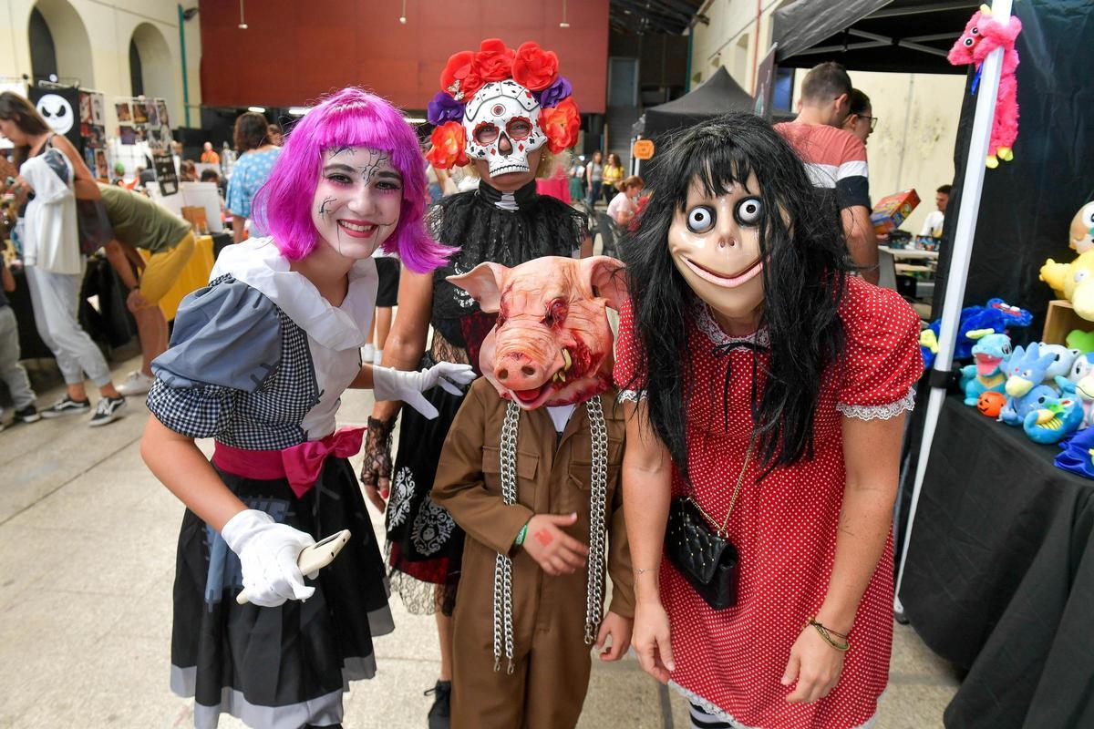 La familia de Azahara González, a la derecha, en el Festival Halloween.