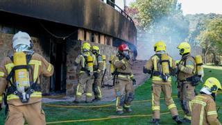 Los bomberos sofocan un incendio en el club de golf de Cáceres