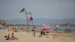 Socorristas en una playa de Valencia. 