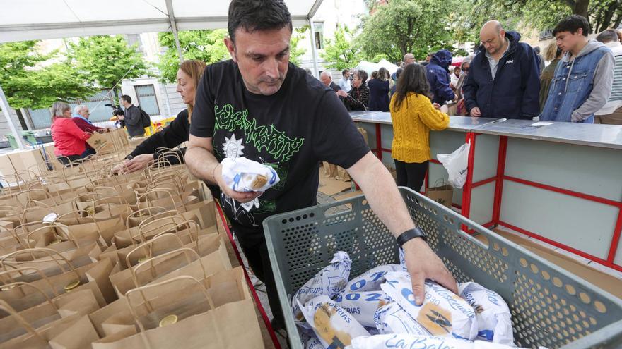 Oviedo celebra el Martes de Campo con la esperanza de que el tiempo respete la fiesta