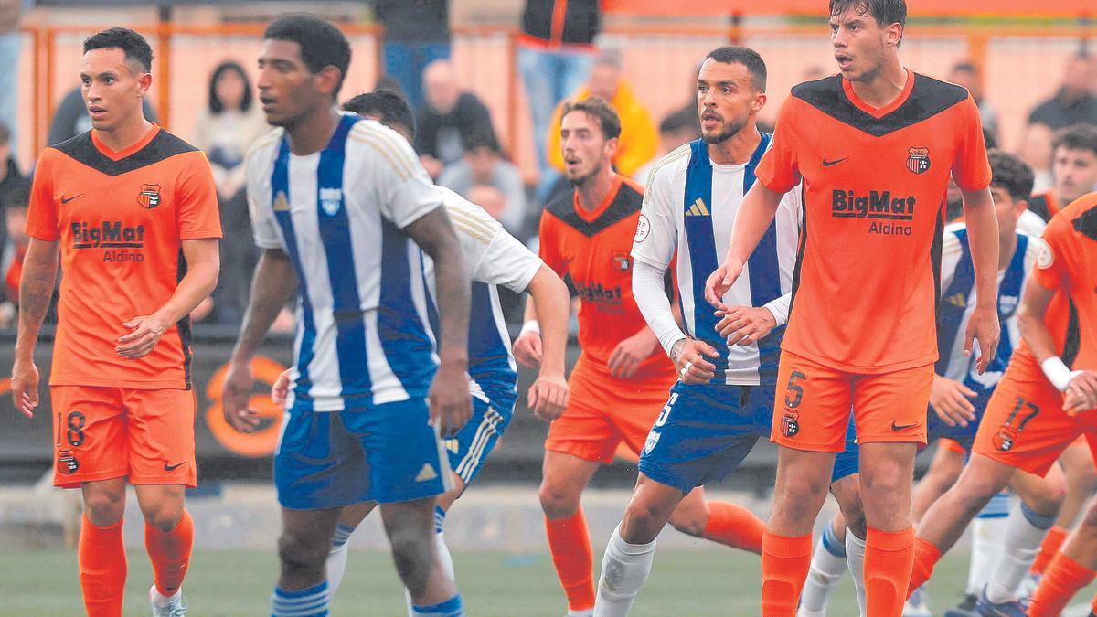 Lance del partido de ida entre Torrent y La Unión