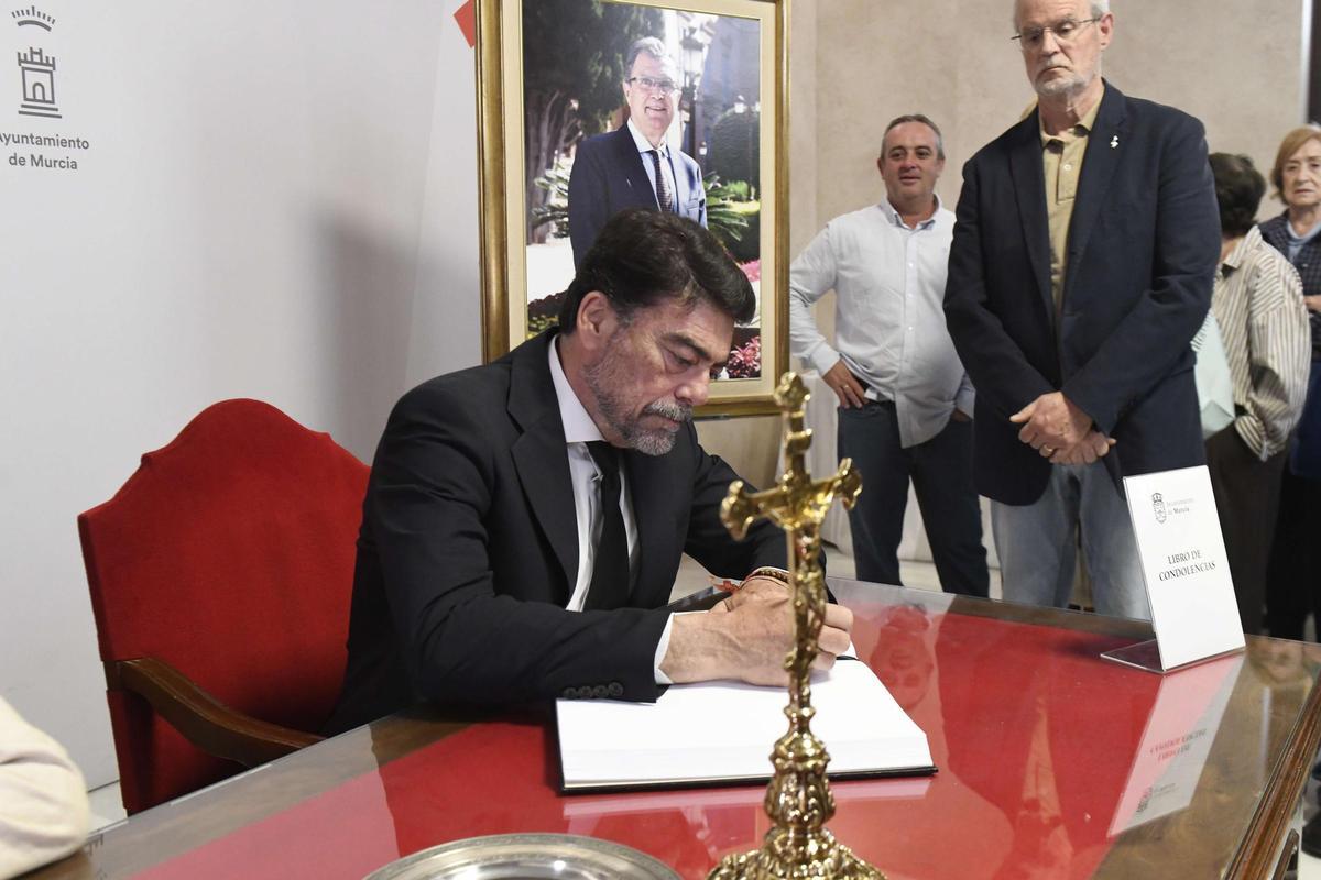 Las imágenes de la despedida a José Ballesta en la capilla ardiente instalada en el Salón de Plenos del Ayuntamiento de Murcia