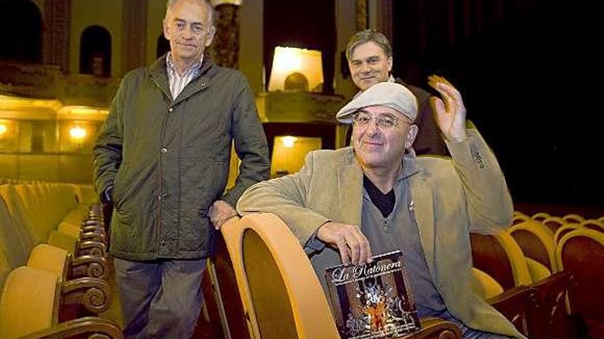 Juan José Plans, de pie, con Pedro Lanza y Roberto Corte.