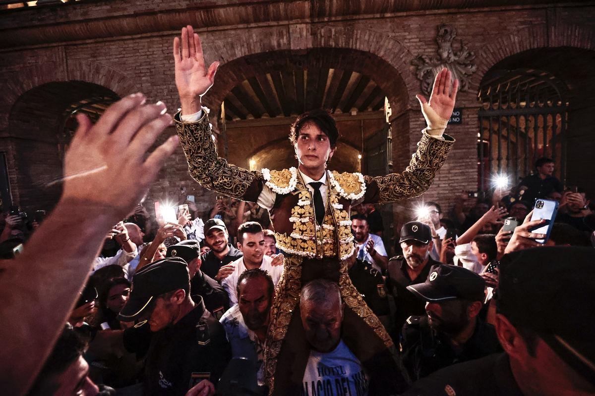 Andrés Roca Rey sale por la puerta grande de la plaza de toros de València