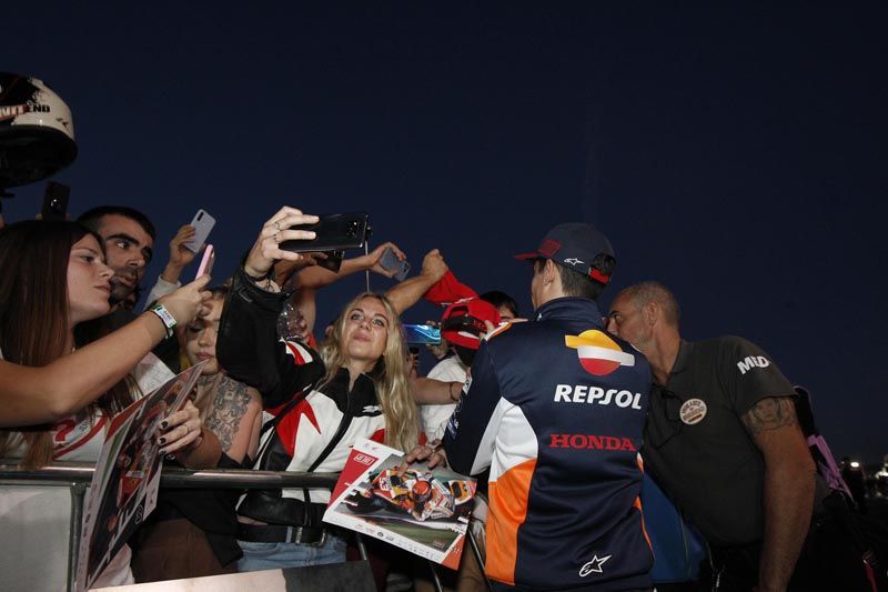 Ambientazo en Cheste | La afición disfruta con el Pit Walk