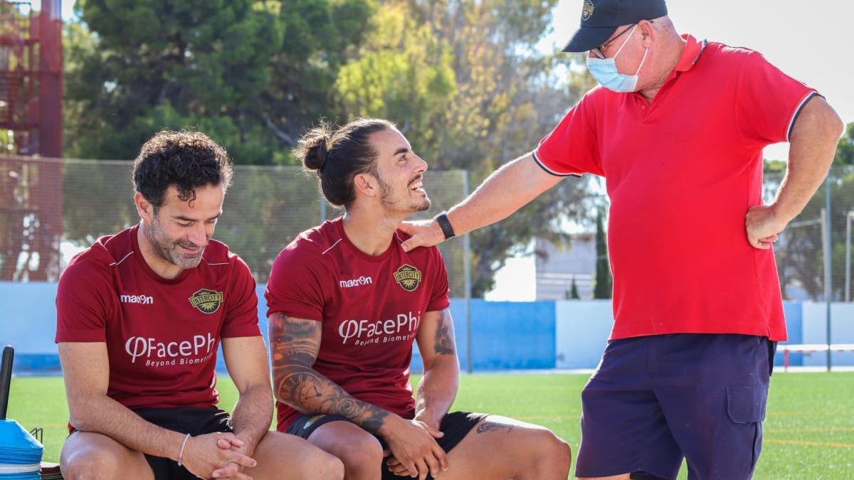 Paco Peña y Coco, jugadores del Intercity, en la vuelta al trabajo.