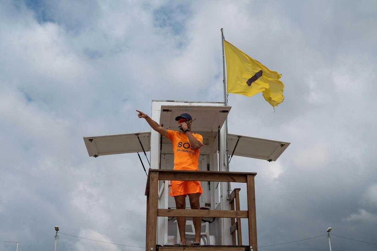 Foto de un socorrista en una playa de Almassora, en una imagen de archivo.