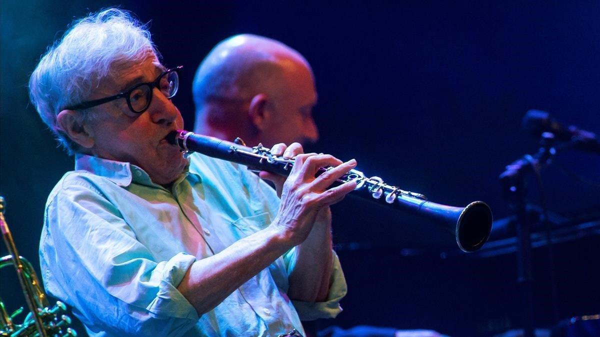 El cineasta y clarinetista Woody Allen durante su actuación con la Eddy Davis New Orleans Jazz Band en Pedralbes, el pasado martes. El cineasta y clarinetista Woody Allen durante su actuación con la Eddy Davis New Orleans Jazz Band en Pedralbes, el pasado martes.