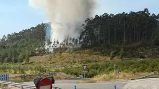 Estabilizado el incendio en Moaña junto a la Autovía do Morrazo, en cuya extinción participan dos avionetas, un helicóptero y numerosos medios terrestres