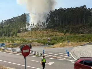 GALERÍA | Un incendio junto al Corredor do Morrazo en Meira obliga a movilizar medios aéreos