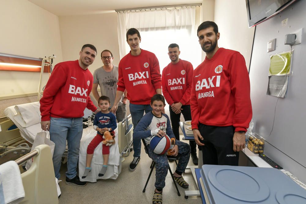 La visita dels jugadors del Baxi a la planta de pediatria de Sant Joan de Déu