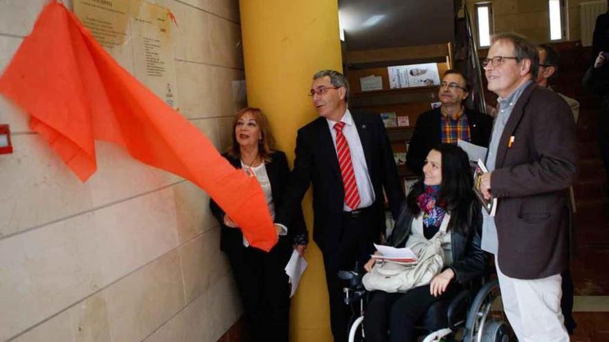 El vicerrector, José Ángel Domínguez, descubre la placa en la entrada de Magisterio.