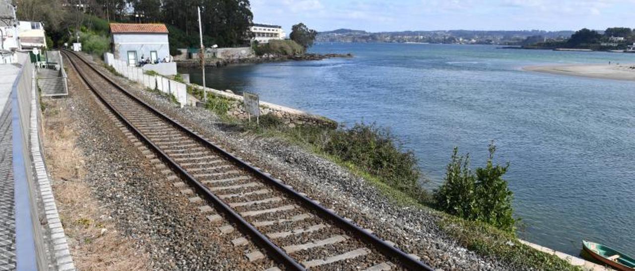 Línea ferroviaria en As Xubias, entre A Coruña y Betanzos. |   // VÍCTOR ECHAVE