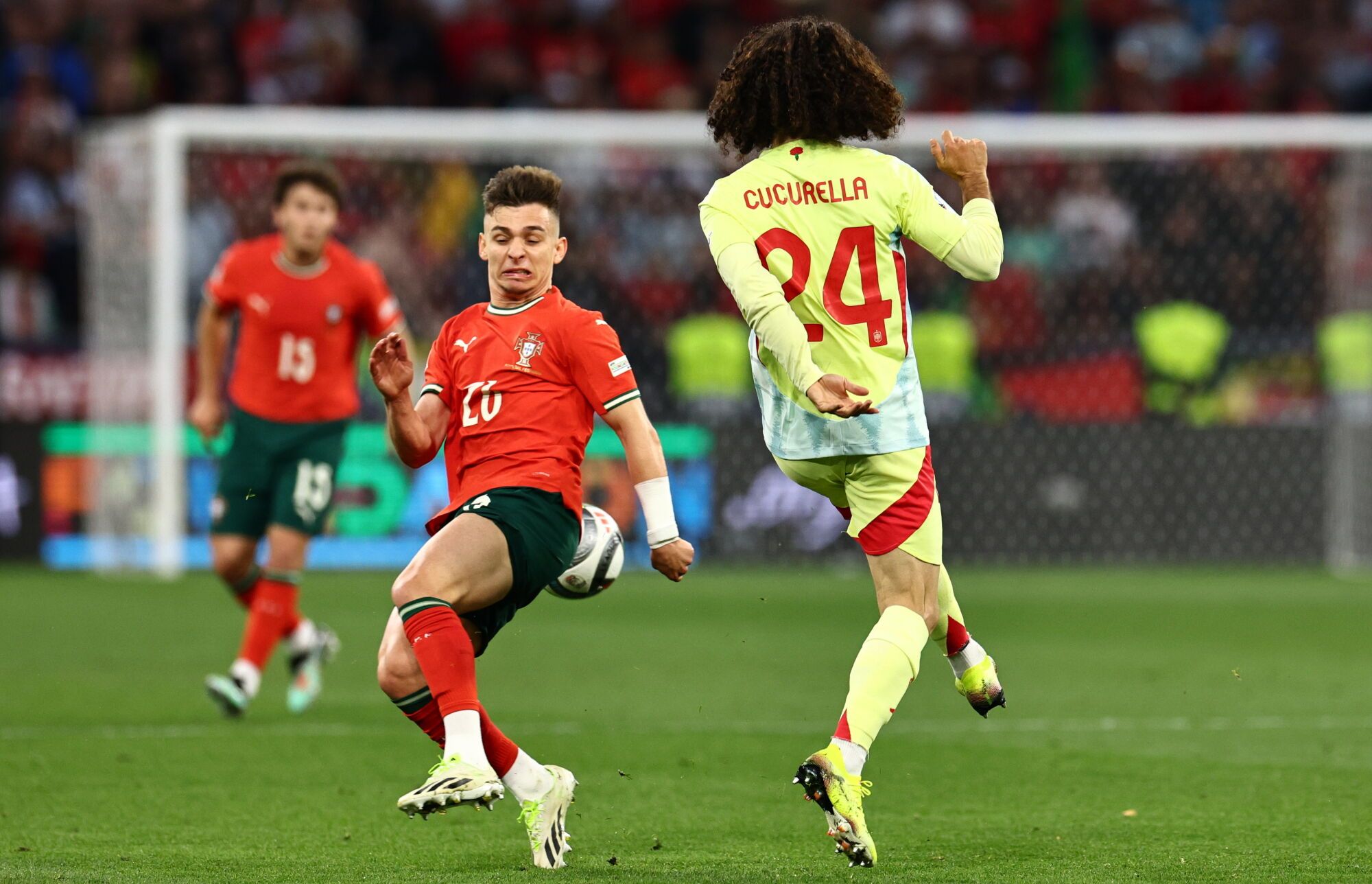 Munich (Germany), 08/06/2025.- Francisco Conceicao of Portugal (L) in action against Marc Cucurella of Spain (R) during the UEFA Nations League final match between Portugal and Spain in Munich, Germany 08 June 2025. (Alemania, España) EFE/EPA/ANNA SZILAGYI