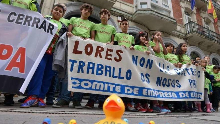 Unos patitos reprochan al ejecutivo la operación Patos. // G. Santos