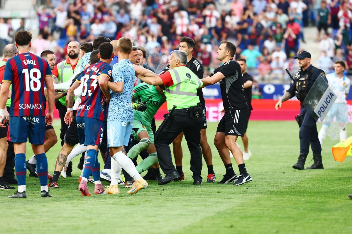 La tangana final en el partido Huesca-Real Zaragoza, en imágenes. La tangana final en el partido Huesca-Real Zaragoza, en imágenes.