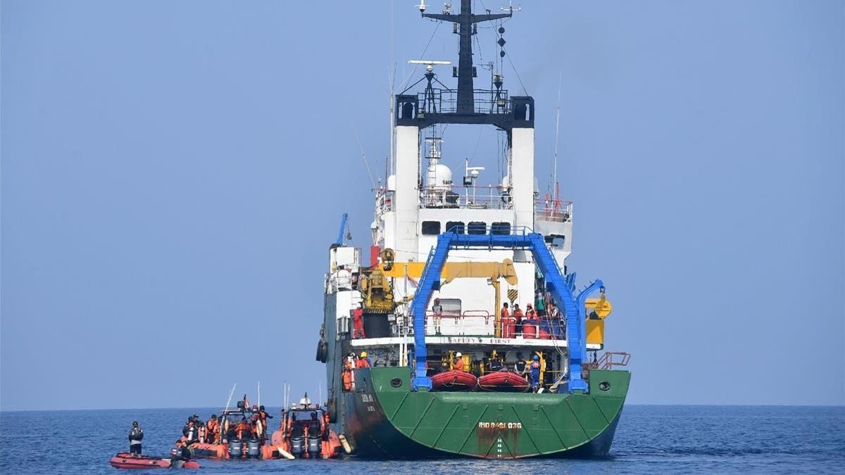 equipos de rescate del avión siniestrado de Indonesia