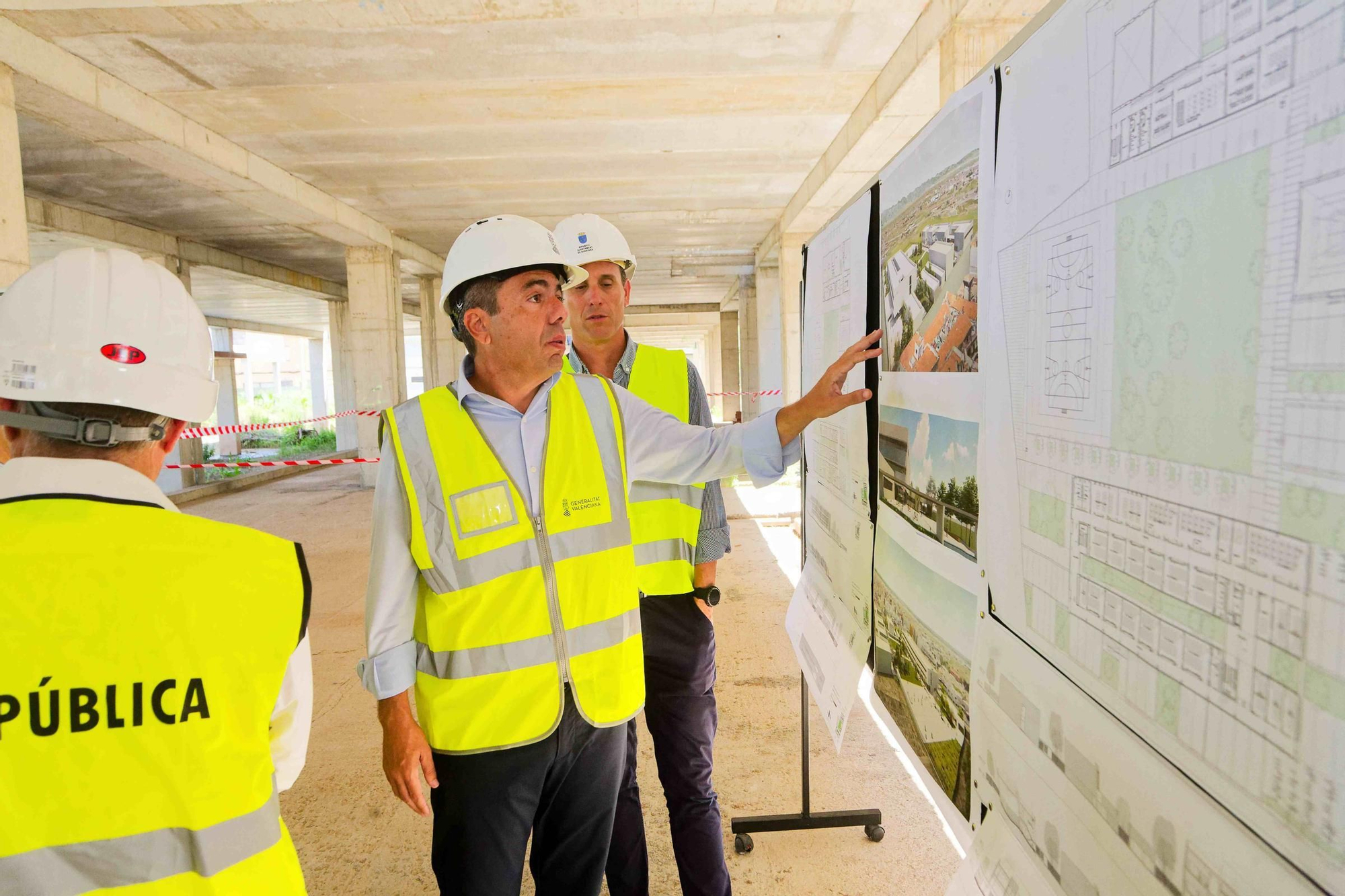 Visita de Mazón al futuro IES Jaume I de Burriana
