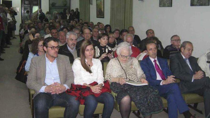 La presentación del libro contó con numeroso público y representantes municipales y de la Diputación