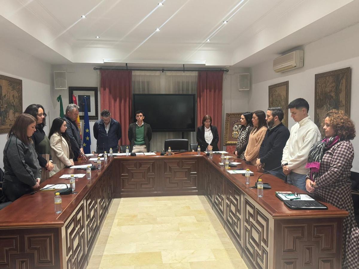 La Corporación municipal de Santaella guarda un minuto de silencio al inicio del pleno en memoria de José del Río.