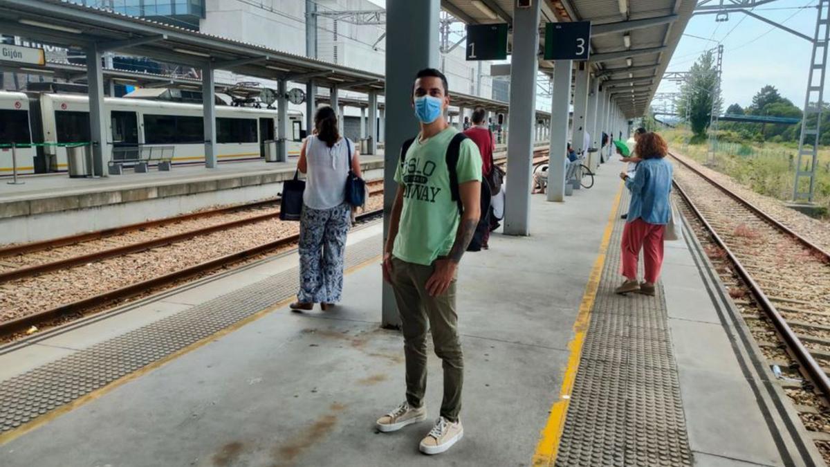 Jesús Medina, en primer término, a la espera del tren en Gijón. | J. Segurola