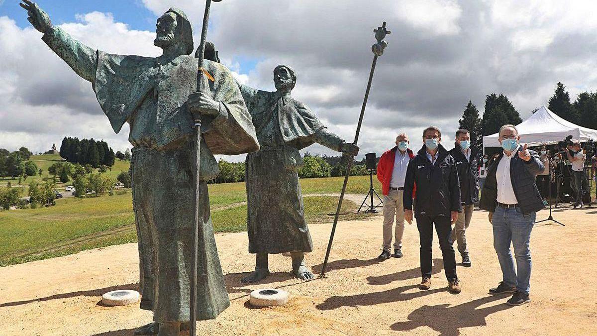 Feijóo, con el alcalde de Santiago, y el conselleiro de Cultura, ayer, en el Monte do Gozo.