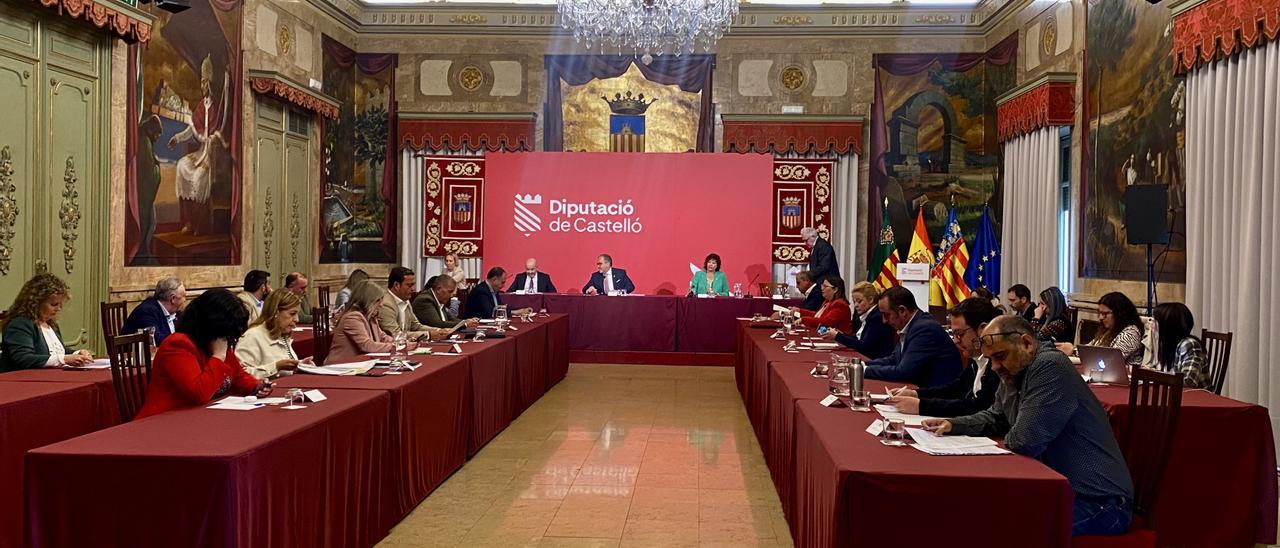 Un momento del inicio de la sesión plenaria de abril de la Diputación de Castellón, que ha comenzado con un ritmo tranquilo para concluir con un debate preñado de tensión.
