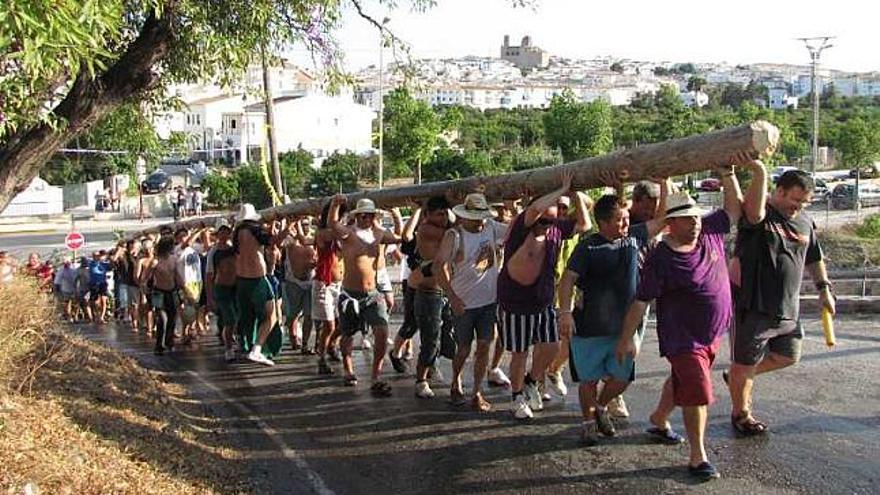 Los hombres transportando el árbol.