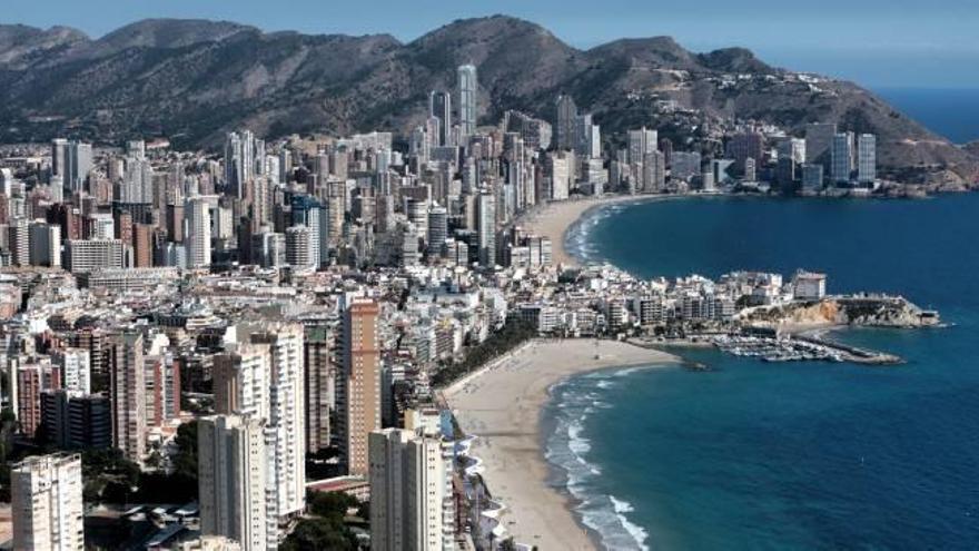 Una imagen aérea de la playa de Poniente y de Levante, las dos más extensas que se encuentran en Benidorm