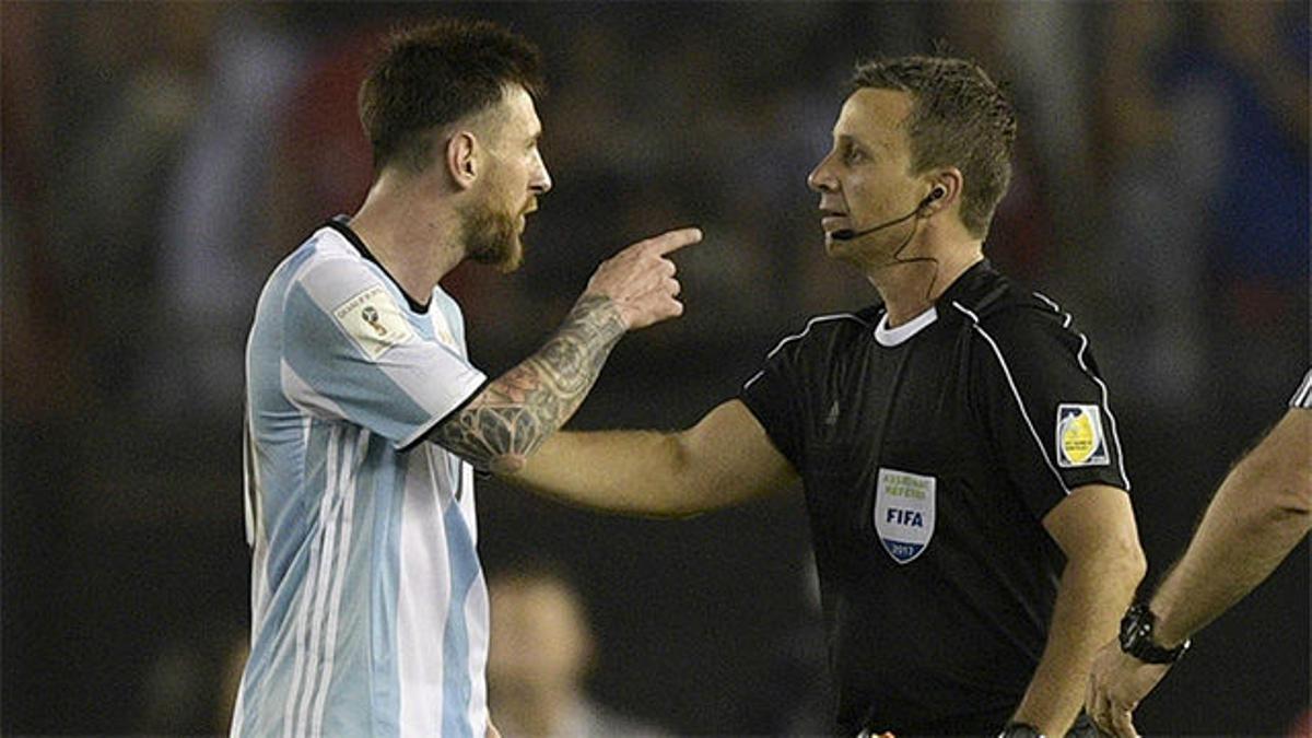 Messi se las tuvo con el árbitro tras el Argentina - Chile (1-0)