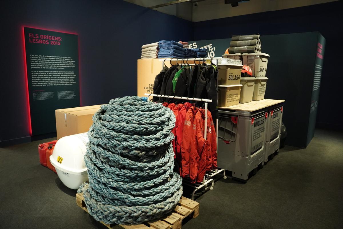 Una de las instalaciones de la exposición de los 10 años de Open Arms en el Palau Robert.
