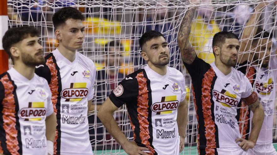 Los jugadores de ElPozo, desolados tras perder la Copa.