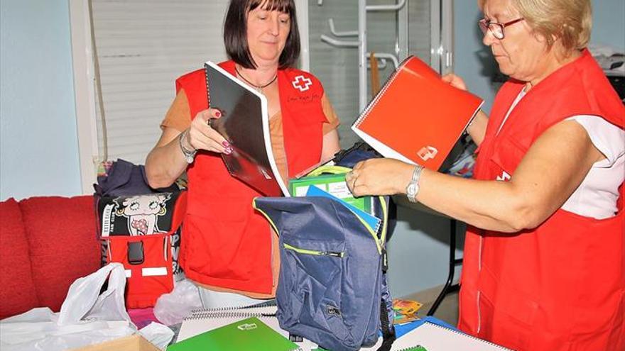 Unos 60 niños reciben material escolar del programa Vuelta al Cole de Cruz Roja