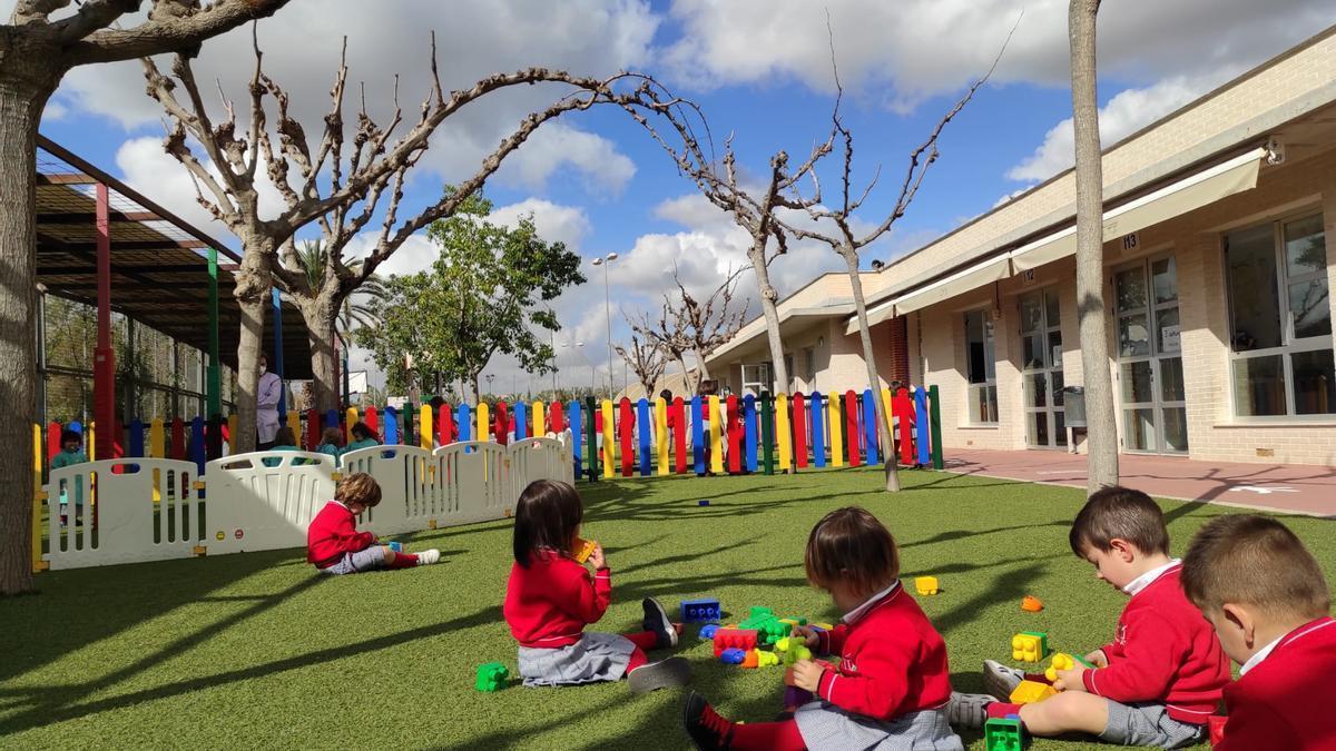 El uso de la última tecnología en sus aulas y sus completas instalaciones refuerzan su gran compromiso con la enseñanza de calidad