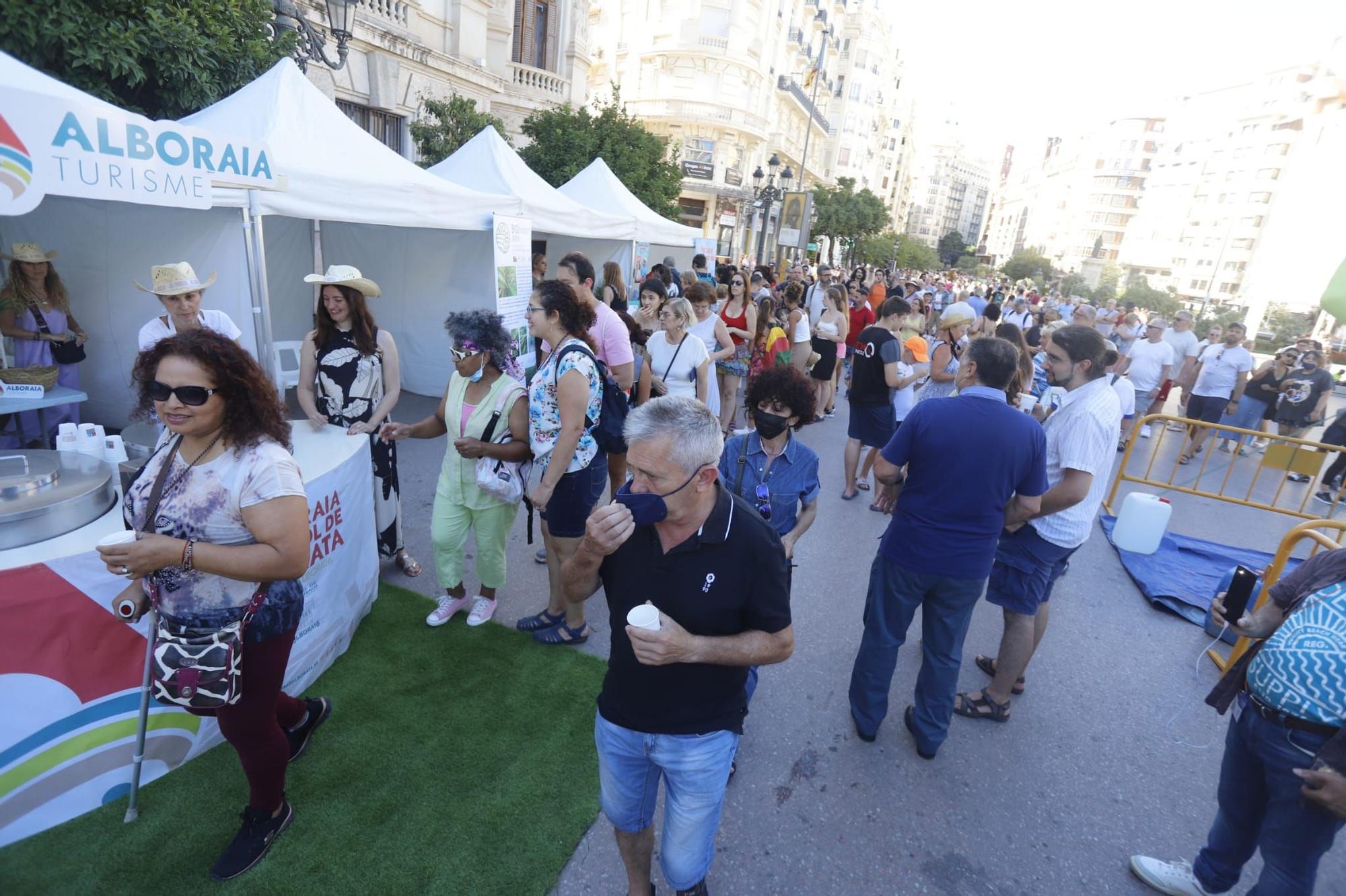 Cientos de personas y degustaciones gratis en el Día de la Horchata en València