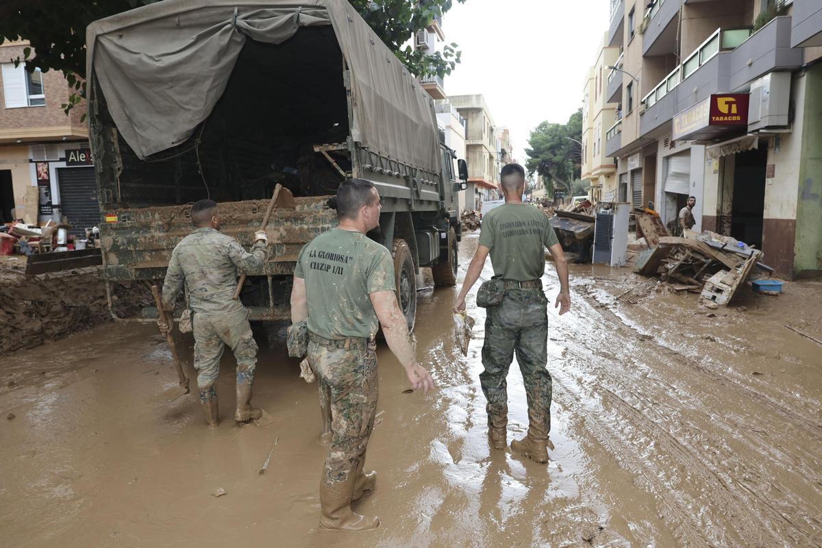 La UME, el Ejército y la Guardia Civil siguen con los trabajos a pesar de la lluvia.