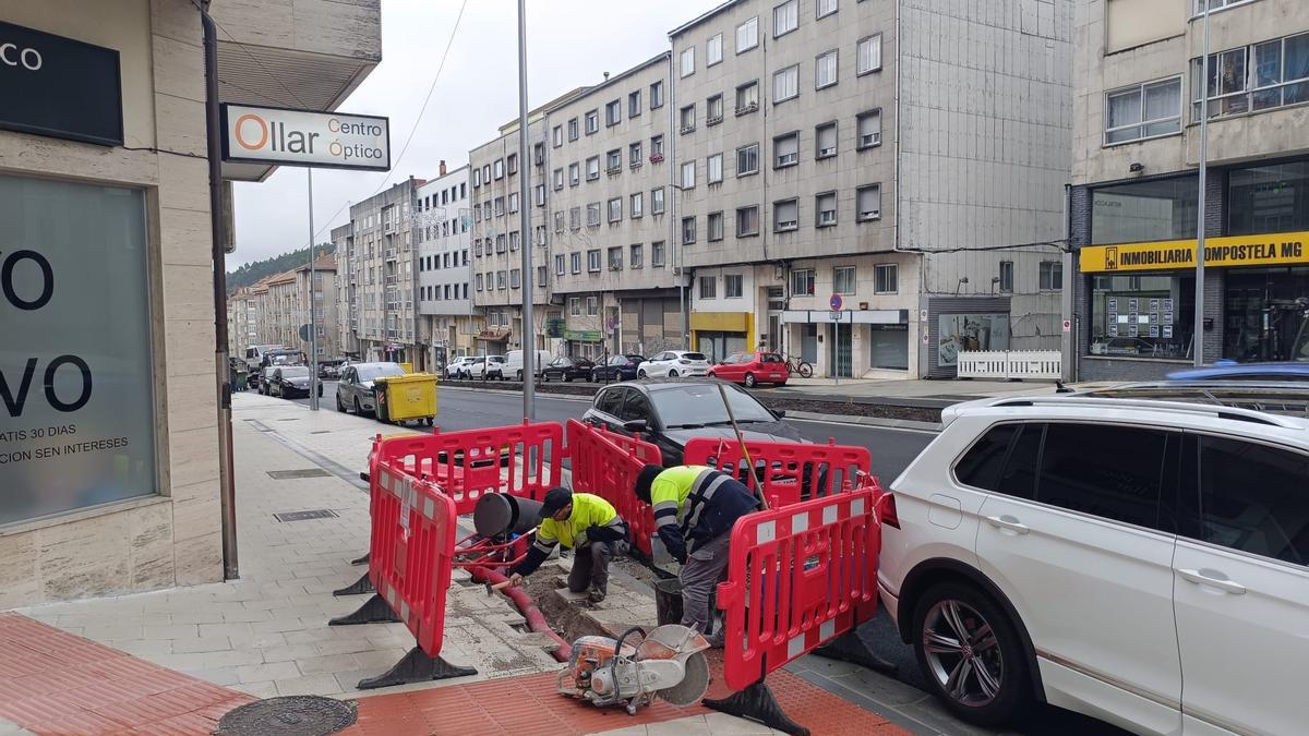 Operarios de la UTE que ejecuta las obras de humanización en Milladoiro trabajando ayer domingo