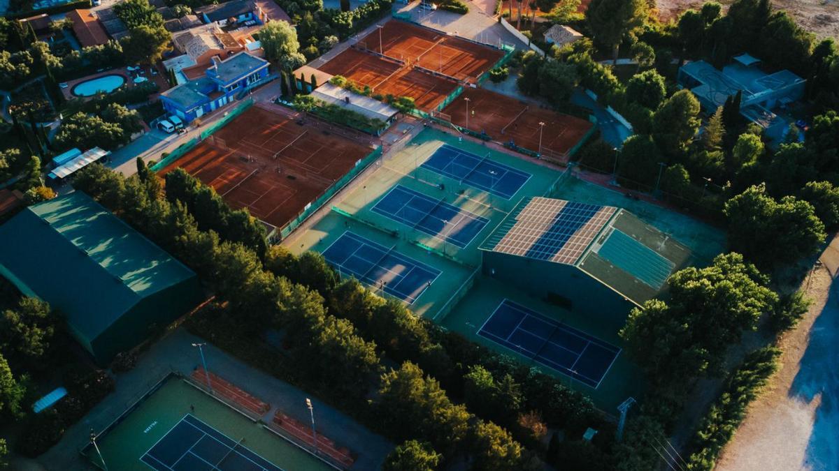 Diecinueve años después de que Juan Carlos Ferrero llegara al número 1 de la ATP, Alcaraz recupera el trono mundial para Equelite. El presidente de la Generalitat Valenciana, Ximo Puig, en su visita del pasado mes de julio a la Academia Equelite. | LEVANTE-EMV/GVA