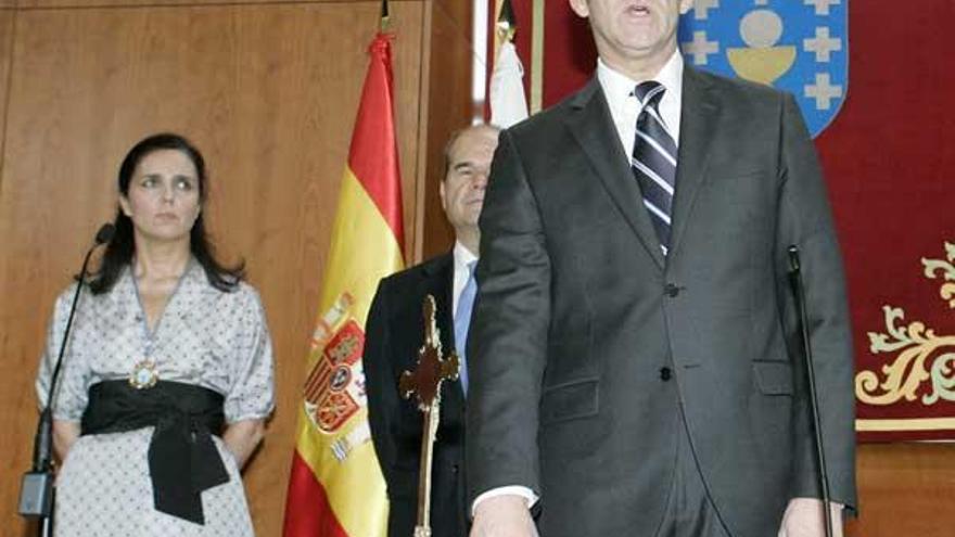 Núñez Feijóo, en el momento de prometer el cargo de presidente, ante la mirada de Pilar Rojo y Manuel Chaves.