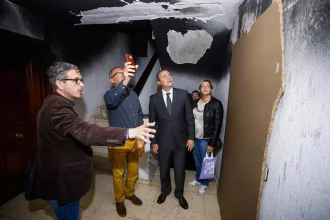 El alcalde visita el edificio de La Feria afectado por un incendio