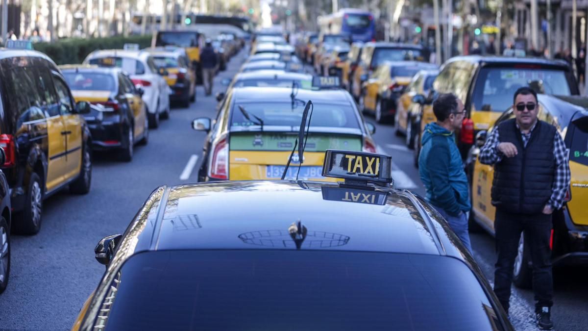 Marcha lenta de taxistas en Barcelona